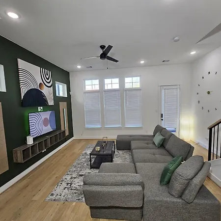 Ultimate Downtown Escape - 3Br/2.5Ba Sleeps 7 Villa